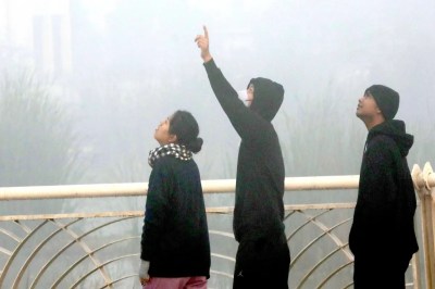 स्कूलों पर पड़ा असर, अस्पतालों में सांस और आंखों के मरीज बढ़े (फोटो सोर्स : WhatsApp News Group)