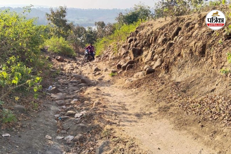 आजादी के 79वें वर्ष में भी सडक़ से वंचित खोरापाड़ा गांव