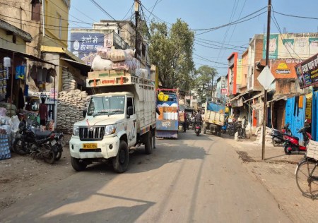 सड़क पर बना लिया अनाधिकृत ट्रांसपोर्ट, लोगों को आवागमन में होती है परेशानी