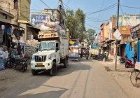 सड़क पर बना लिया अनाधिकृत ट्रांसपोर्ट, लोगों को आवागमन में होती है परेशानी