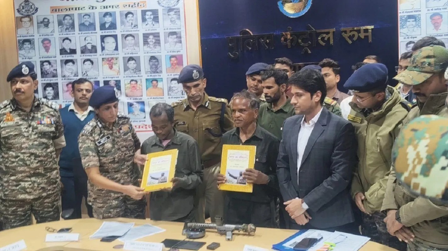 बालाघाट के आखिरी नक्सली ने साथी के साथ किया सरेंडर