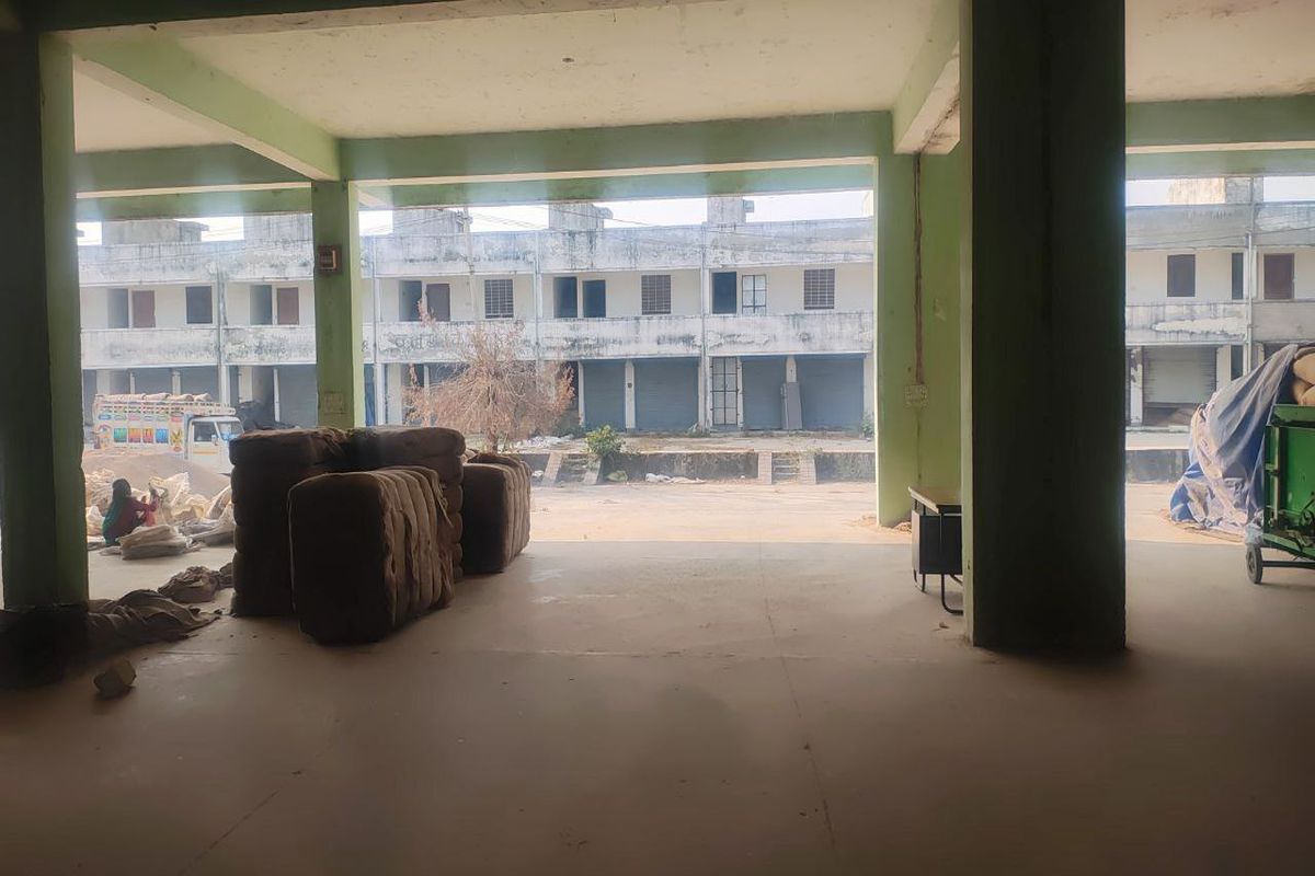 मंडी में प्लेटफॉर्म खाली, कल से मूंगफली खरीद होगी शुरू