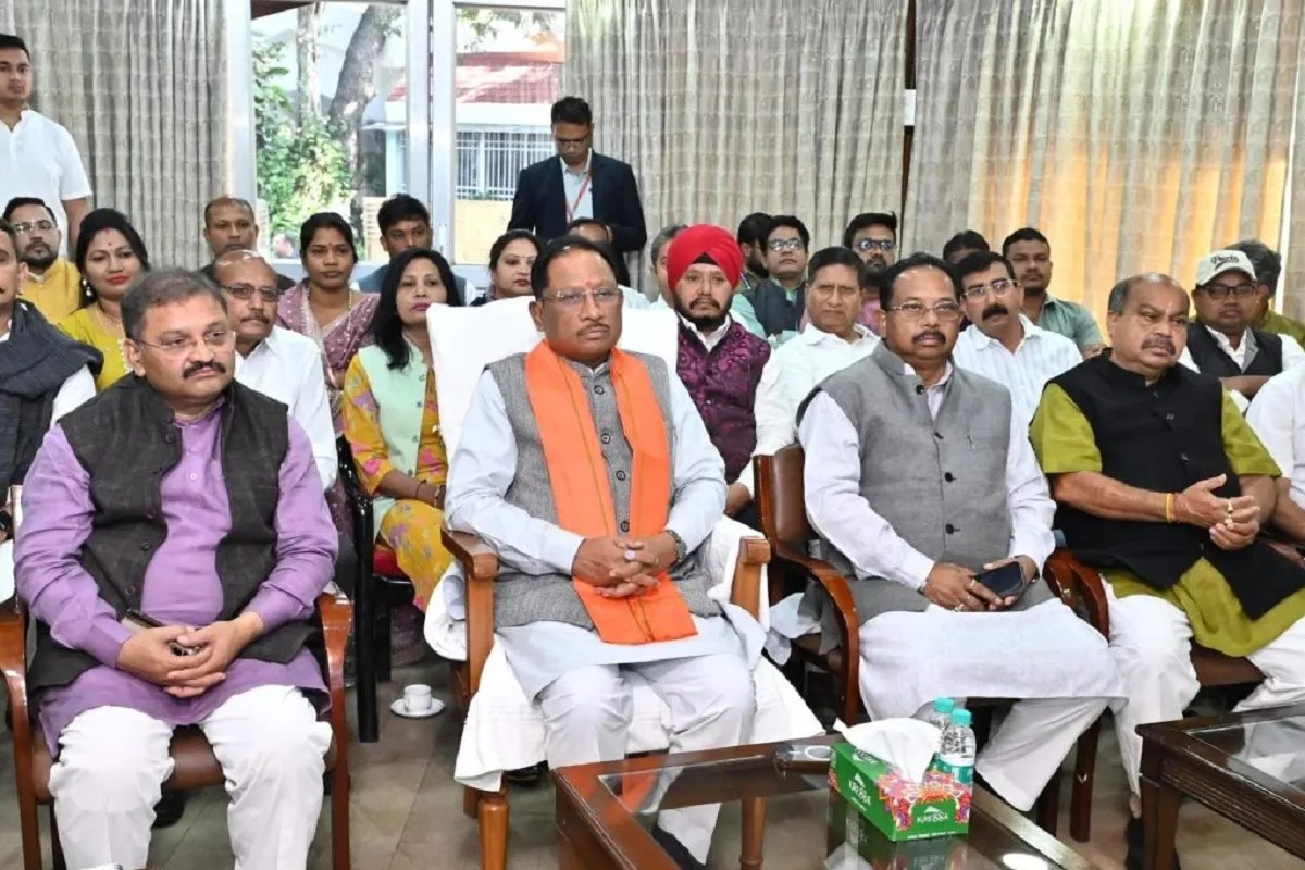 Maan ki Baat: मुख्यमंत्री विष्णु देव साय ने जनप्रतिनिधियों संग ‘मन की बात’ कार्यक्रम की 129वीं कड़ी का श्रवण, स्वास्थ्य जागरूकता और राष्ट्र निर्माण का दिया प्रेरक संदेश