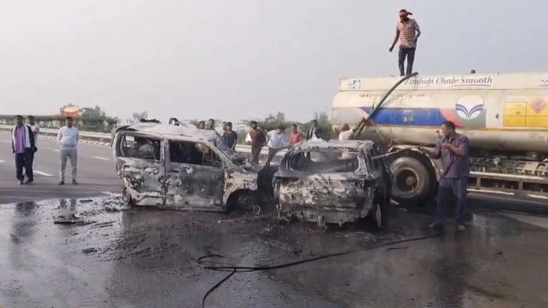 purvanchal expressway accident barabanki brezza wagonr crash 5 dead