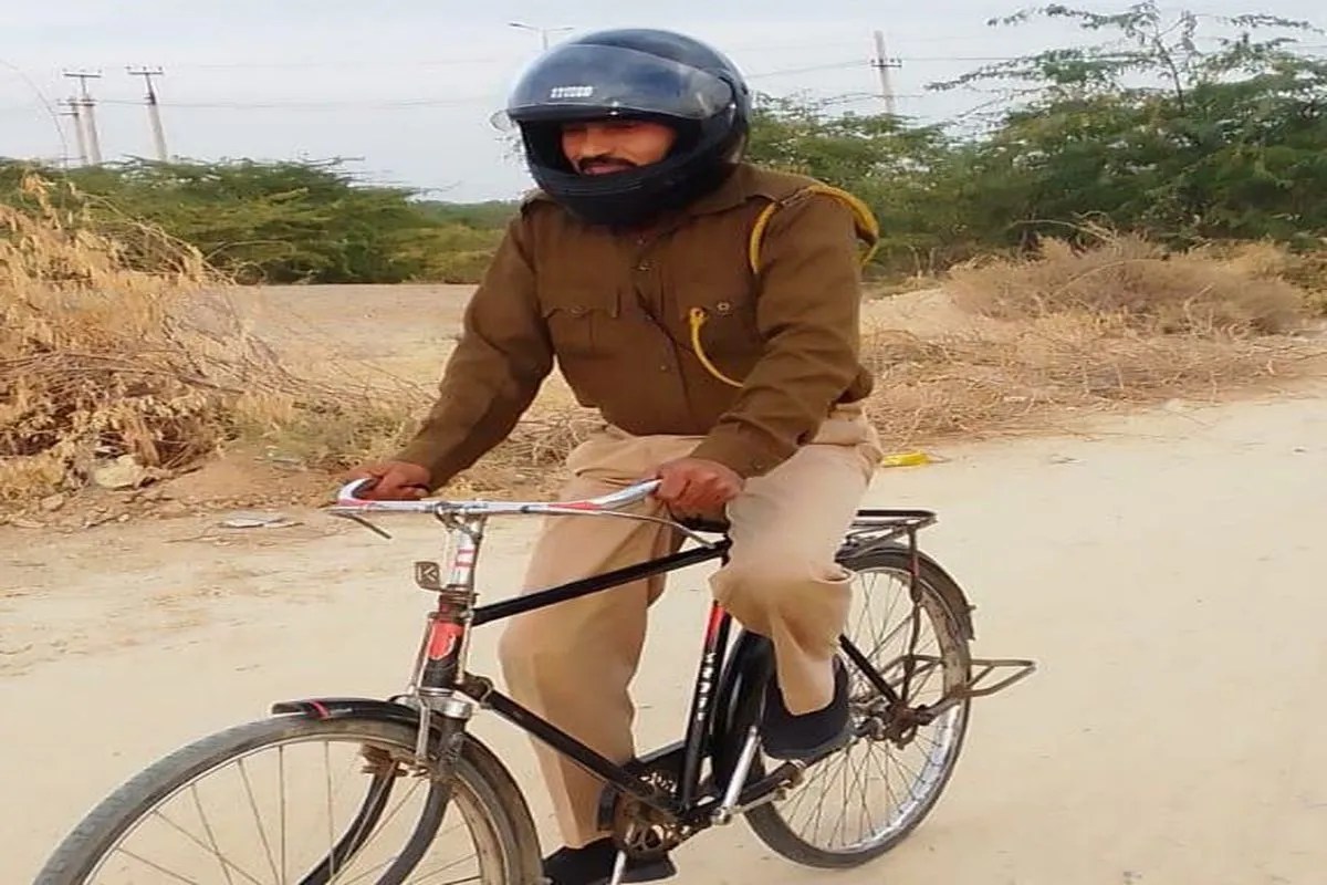 साइकिल पर भी हेलमेट जरूरी का संदेश देते कांस्टेबल।