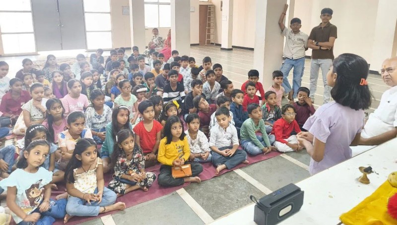 संस्कार शाला में प्रसन्न मुद्रा में शामिल बच्चे।