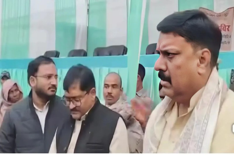 सीतापुर में कंबल वितरण बना विवाद का कारण: भाजपा विधायक और एसडीएम आमने-सामने (फोटो सोर्स : WhatsApp News Group)