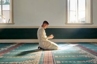 ट्यूशन पढ़ाते-पढ़ाते मस्जिद में पढ़ने लगा नमाज