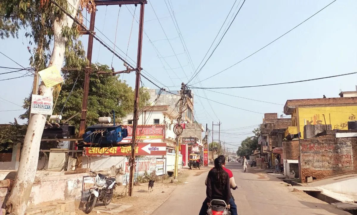 अग्नि शमन यंत्र के साथ इमरजेंसी जैसे नंबर भी गायब, पार्किंग व्यवस्था भी फैल