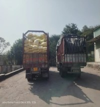 ट्रक में यूरिया खाद।