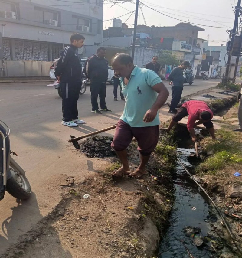 इनके पास न तो दस्ताने और जूते, रोज संक्रमण से लड़ रहे सफाई कर्मचारियों का नहीं हो रहा मेडिकल