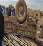 सडक़ पर पलटा ओवरलोड वाहन।