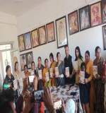 प्रेसवार्ता के दौरान।