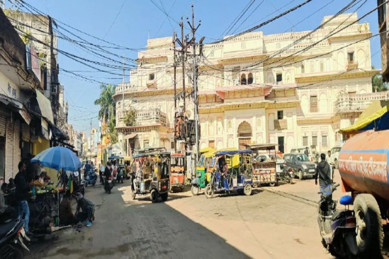 आश्वासनों के बाद भी अधूरी व्यवस्था, कई स्थानों पर होती परेशानियां