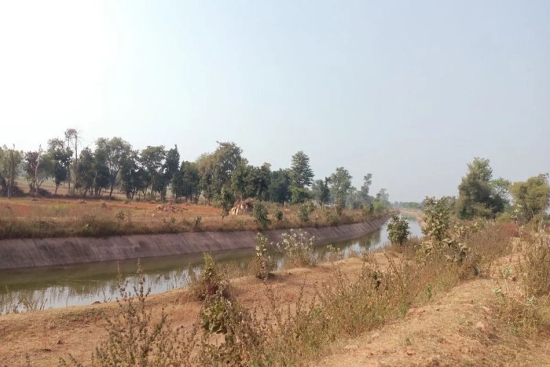 टूटी पड़ी पाइप लाइन और बॉक्स, सुनने का तैयार नहीं अधिकारी