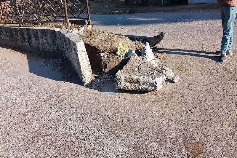 जिम्मेदारों की लापरवाही से डिवाइडरों ने खोदी सुरक्षा की पहचान