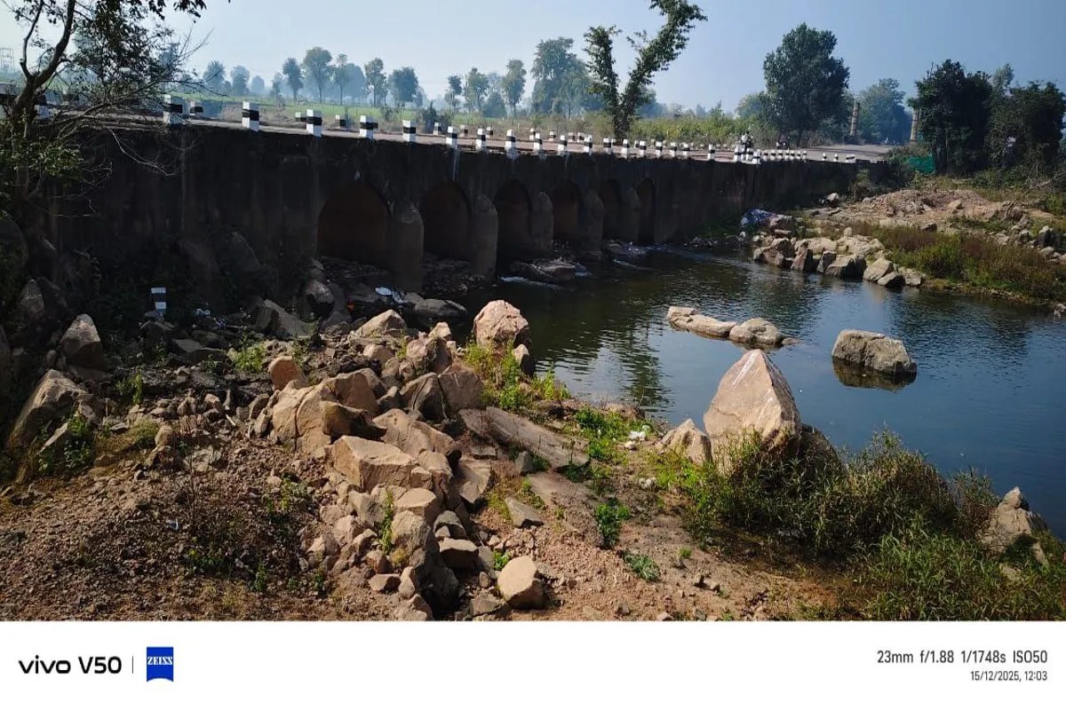 बगैर रेलिंग की जमीनी हकीकत बता रहे पुल, बावजूद नहीं चेत रहा जिला प्रशासन