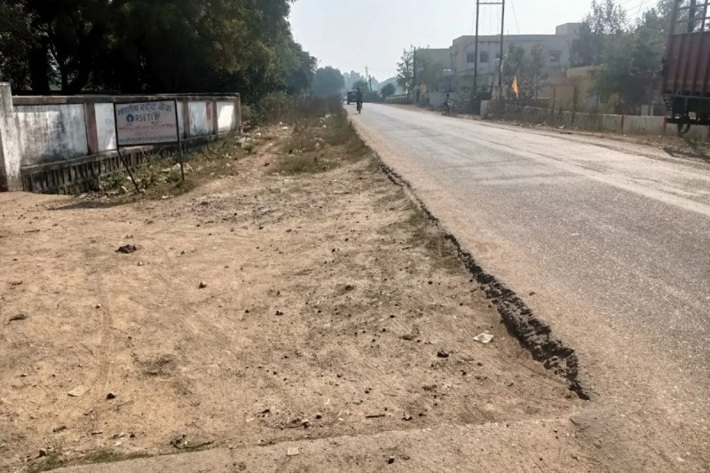 नाली निर्माण के बाद काम अधूरा, ठेकेदार गायब, जिम्मेदार मौन