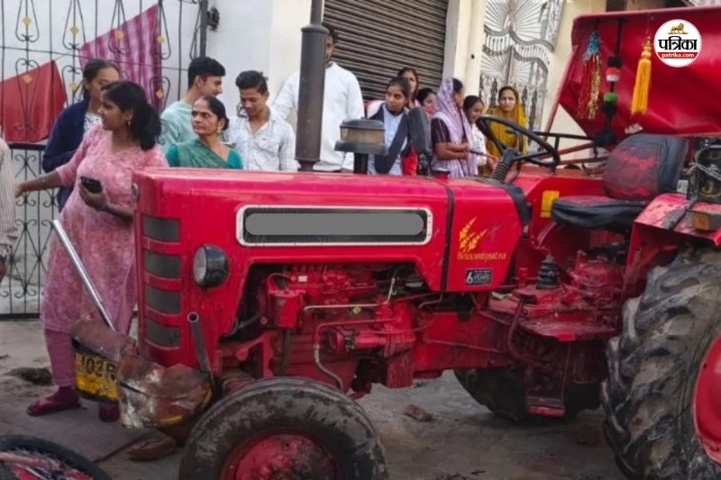 Banswara Ghatol News drunk tractor driver caused chaos Several cars were damaged young man seriously injured