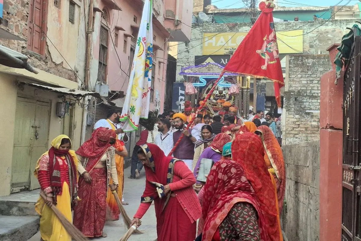 चांदी के रथ में विराजेे बाबा श्याम, धार्मिक तिजारा नगरी हुई श्याम मय…. देखें वीडियो ….
