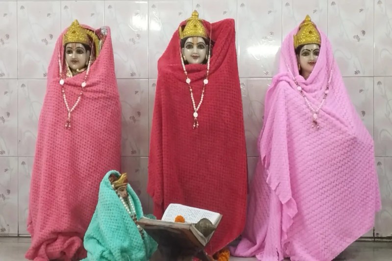 सर्द हवाओं के बीच ‘विंटर रेडी’ हुए मंदिर, देव प्रतिमाओं को पहनाए गए गर्म वस्त्र (फोटो सोर्स : Whatsapp News Group)