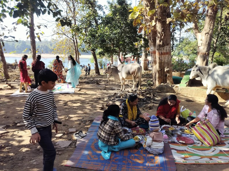 पूजा-पाठ व पिकनिक मनाकर नए वर्ष का स्वागत