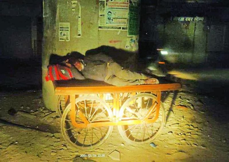 शीत लहर चल रही है और गलन बढ़ गई है। गर्म लबादों के साथ अलाव का भी सहारा लेना पड़ रहा है। इस हाड कंपाने वाली कड़ाके की ठंड में भी दुर्बल वर्ग के कई लोगों को खुले आसमान के नीचे रात गुजारनी पड़ रही है।