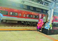 जिले में पिछले करीब 10 दिनों से शीतलहर और गलन के साथ कोहरा रहने से सामान्य जनजीवन प्रभावित हो रहा है। कोहरे का असर रेल यातायात पर भी पड़ रहा है। इस कारण टे्रनों को एहतियातन कम रफ्तार से चलाना पड़ रहा है। इससे यात्रियों को ट्रेनों का इंतजार करना पड़ रहा है।