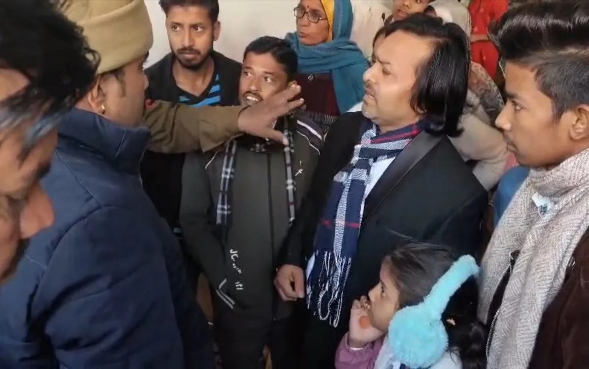 मामले में फरियादी बने अजय रैगर पुत्र धर्मेंद्र रैगर (22) निवासी रैगर मोहल्ला श्योपुर ने आवेदन देकर बताया कि वार्ड-11 अंबेडकर बस्ती में सीताराम व अन्य ईसाई समाज के व्यक्ति के द्वारा बैरवा समाज के लोगों को प्रलोभन देकर उन्हें धर्म परिवर्तन करने के लिए प्रेरित कर रहे थे। जिस पर प्रार्थी हम वहां पहुंचे तो अपने मकान के आंगन में हिन्दू धर्म मानने वाले महिला पुरुष व बच्चों को इक_ा करके हिंदू धर्म के प्रति अपमान जनक शब्दों का प्रयोग कर रहे थे और ईसाई बनने के लिए प्रलोभन दिया जा रहा था। हम वहां गए तो हम लोगों के साथ गाली गलौज की और कहा कि यहां दोबारा आए तो झूठा केस लगवा देंगे।