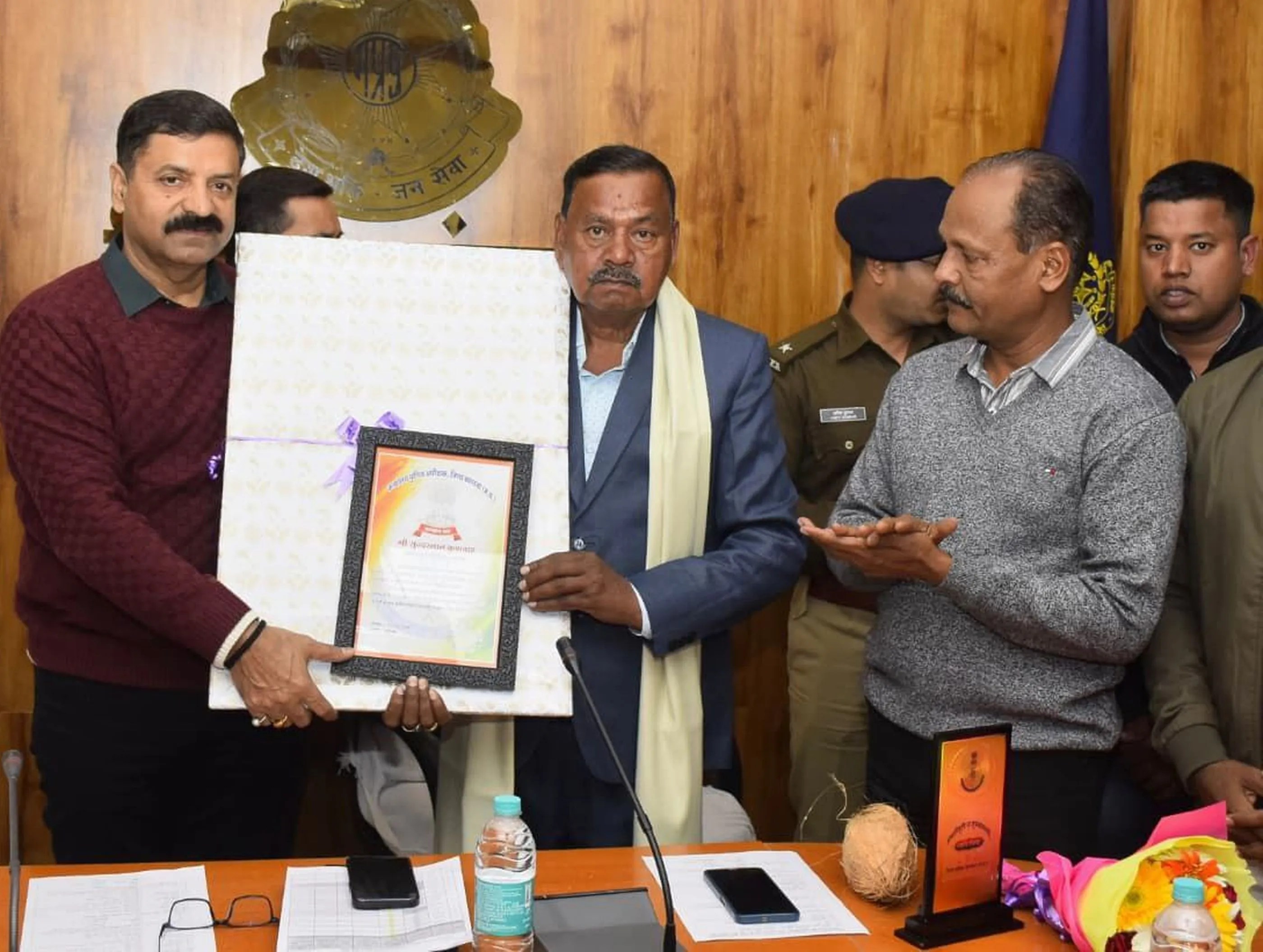 सेवानिवृत हुए एसआइ सुंदरलाल कुशवाह व अन्नपूर्णा जोशी का सम्मान