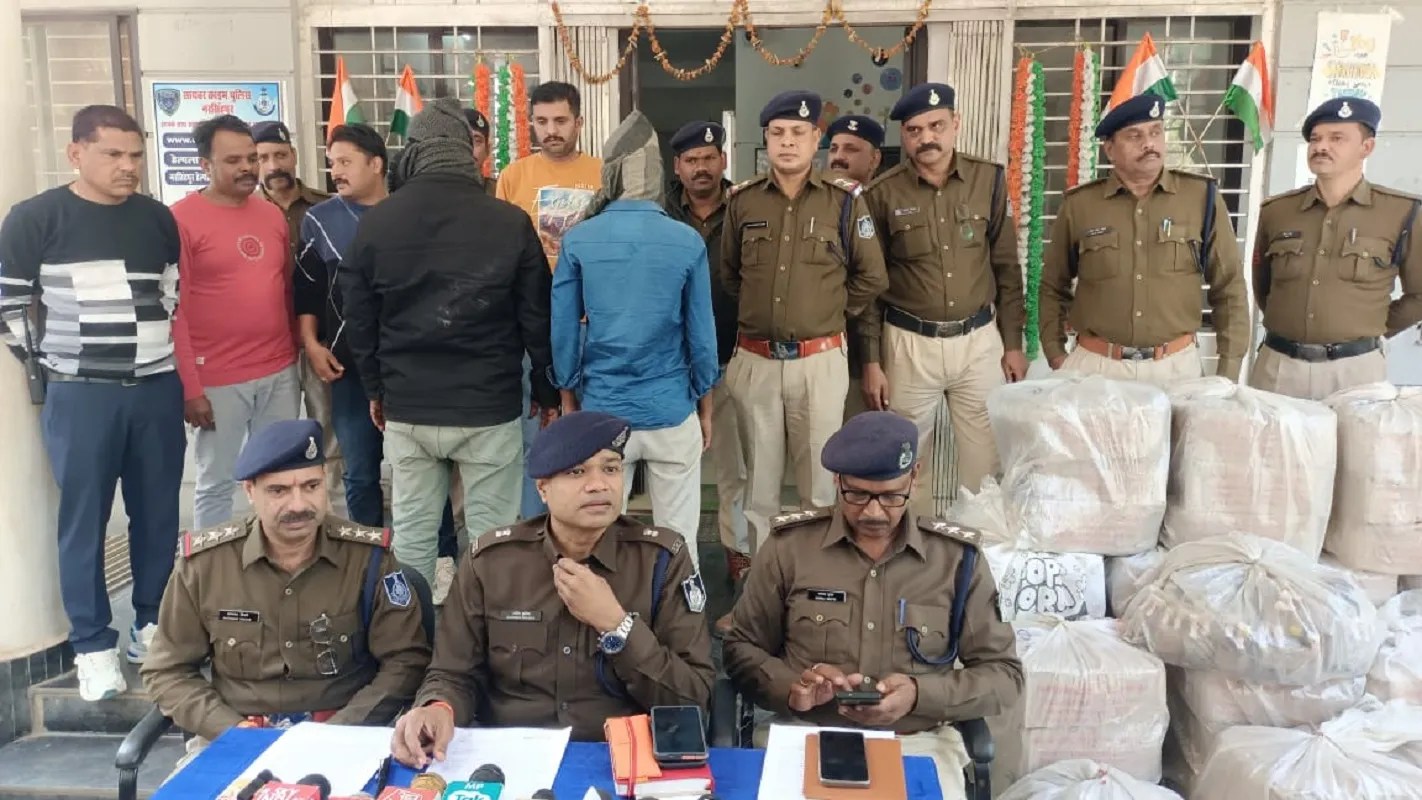 पुलिस ने अवैध शराब की तस्करी में लिप्त दो आरोपियों को गिरफ्तार कर उनके कब्जे से 44 पेटी शराब बरामद की
