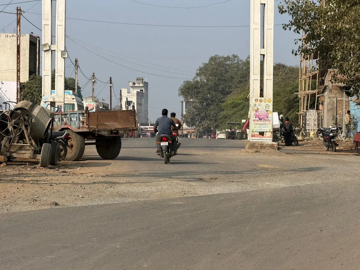 हाइवे पर चल रहे निर्माण कार्यो में नियमों और सुरक्षा प्रबंधों की जमकर अनदेखी से वाहन चालकों के साथ ही राहगीरों को हर दिन जोखिम बना है।