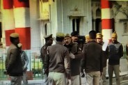 हंगामे के बाद बढ़ाई गई सुरक्षा, वीसी कार्यालय के बाहर पुलिस पहरा, आरोपी डॉ. रमीज मलिक जेल भेजे गए (फोटो सोर्स : WhatsApp News Group)
