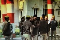 हंगामे के बाद बढ़ाई गई सुरक्षा, वीसी कार्यालय के बाहर पुलिस पहरा, आरोपी डॉ. रमीज मलिक जेल भेजे गए (फोटो सोर्स : WhatsApp News Group)