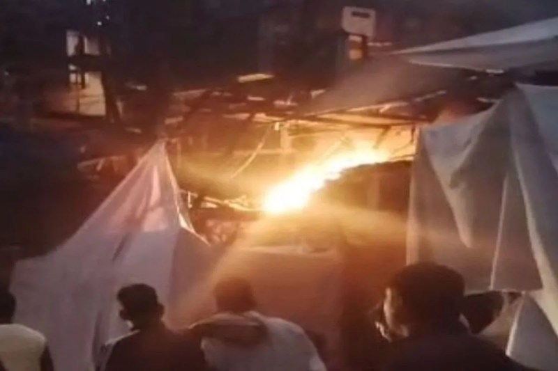 त्रिपोलियागेट चौकी के सामने लगी भीषण आग, फेंसी स्टोर जलकर खाक, डिस्पेंसरी प्रभावित