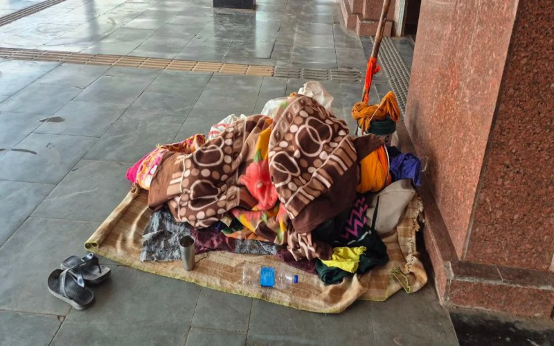 सामान्य यात्रियों के लिए रैन बसेरा, यात्री प्रतीक्षालय भी नहीं