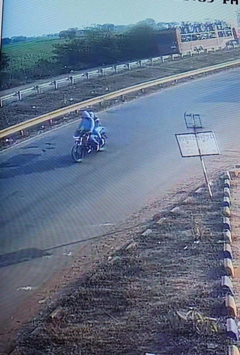 शहर के कोतवाली व कोलारस क्षेत्र में मंगलवार की शाम व रात को लूट की दो घटनाएं हुईं। दोनों घटनाओं को अंजाम देने वाले बदमाश एक ही हैं। लूट की दोनों घटनाओं में बदमाश करीब दो लाख रुपए लूटकर ले गए। पुलिस को बदमाशों के सीसीटीवी फुटेज मिले गए है और पड़ताल में जुटी है। दोनों घटनाएं डेढ़ घंटे के अंतराल में होना बताई गई हैं।