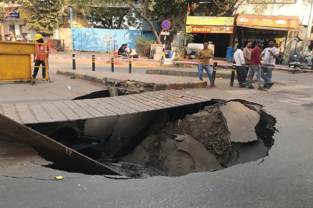 सीटीएम चार रास्ता के समीप मिट्टी धंसने से हुआ बड़ा गड्ढा