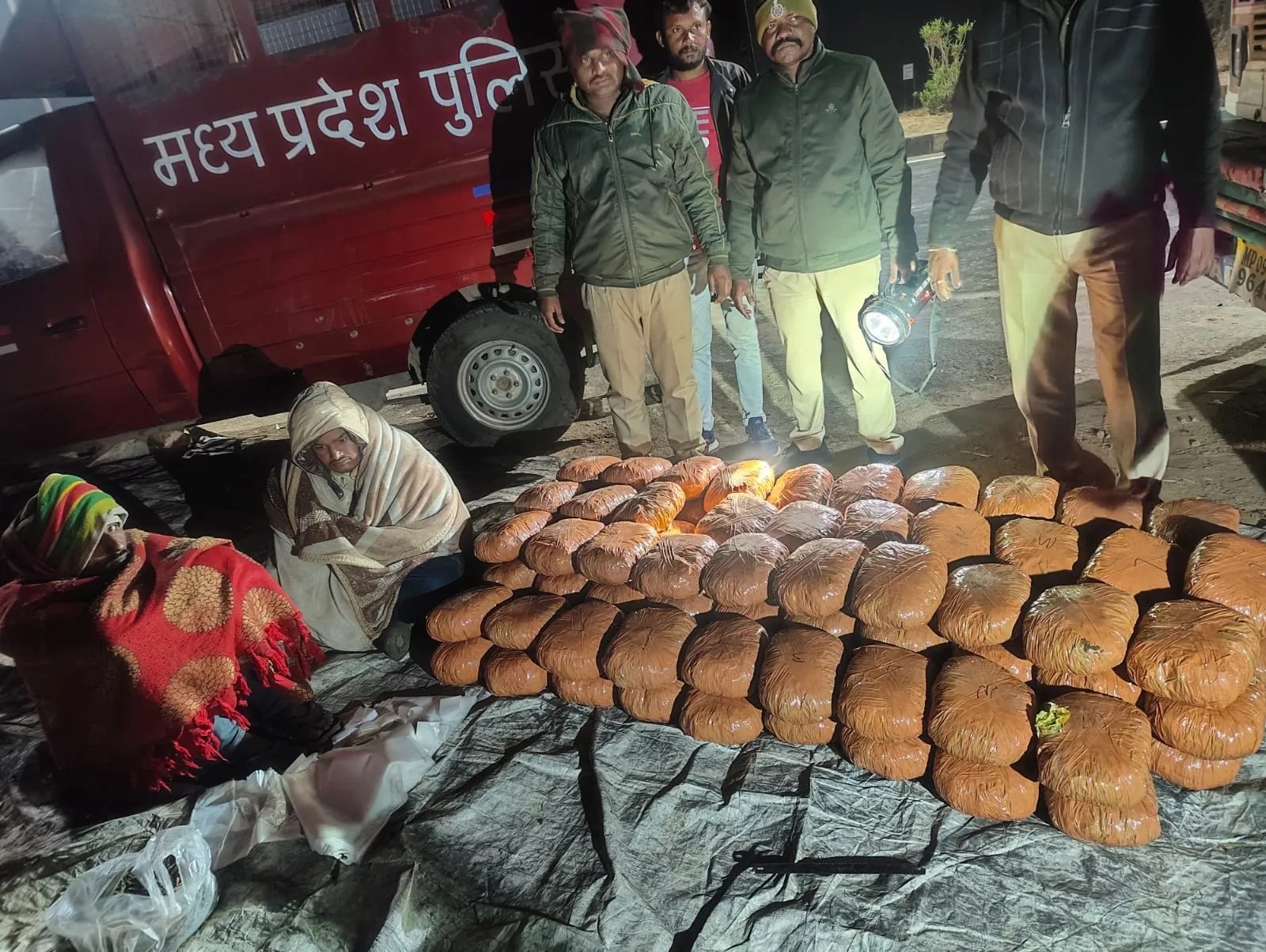 राष्ट्रीय राजमार्ग क्रमांक 44 पर बरमान पुलिस ने लोहे के सरिया से भरे एक ट्रक से 106 किलो गांजा बरामद कर दो आरोपियों को पकड़ा।