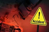 तेज रफ्तार बनी हादसे की वजह, 8 लोग घायल, एक की हालत गंभीर (फोटो सोर्स : WhatsApp News Group)