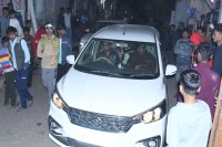 व्यापारी को जबरन गाड़ी में बैठाने पर हंगामा, छोड़ भागी एमपी पुलिस MP police flee after businessman forced into vehicle