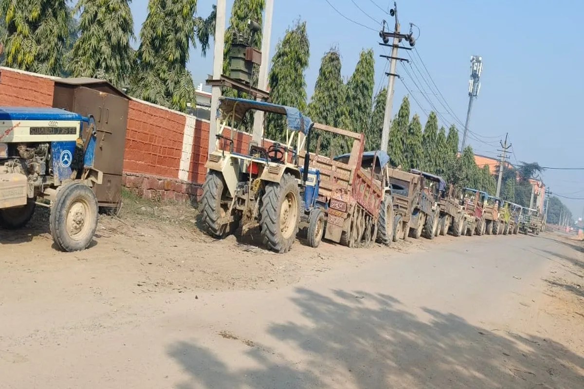 हाइवे किनारे सरकारी जमीन पर भूमाफिया की निगाहें, कब्जे की नीयत से डाला गैंगसा का कचरा Land mafia eyes government land along highway, dumps gangster waste with intent to occupy it