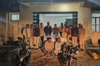 रिहायशी मकानों से बेच रहे थे अवैध शराब, दो जने गिरफ्तार Two people were arrested for selling illegal liquor from residential houses