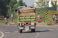 पुलिस थाने और चौकियों के सामने से गुजर रहे बजरी माफिया, धृष्टराष्ट्र की भूमिका में जिम्मेदार Gravel mafia passing in front of police stations and outposts, responsible in the role of Dhritarashtra