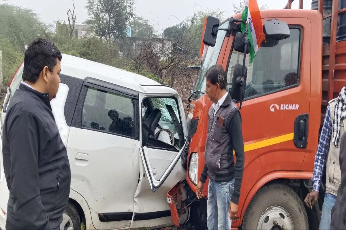 यात्रियों से भरी कार में आयशर गाड़ी ने मारी टक्कर, आधा दर्जन गंभीर घायल Eicher vehicle collides with a car full of passengers, half a dozen seriously injured