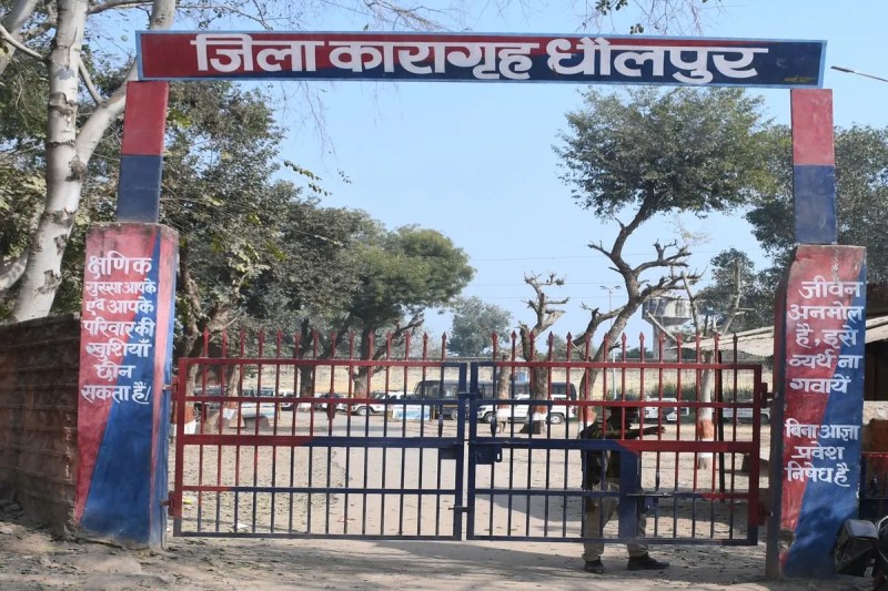 जेल प्रहरी को मारा थप्पड़, अधीक्षक से भी दुव्र्यवहार Slapped a jail guard, also mistreated the superintendent