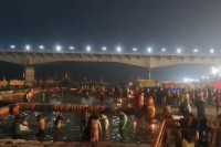 सरयू स्नान करते श्रद्धालु फोटो सोर्स पत्रिका