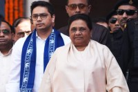 मायावती और आकाश आनंद फोटो सोर्स BSP