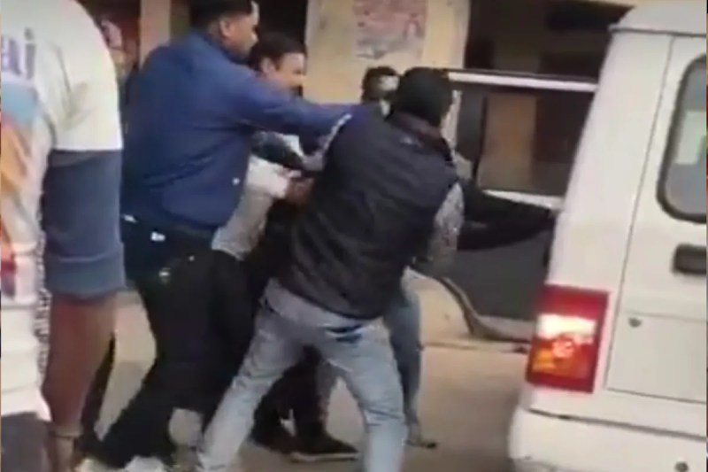 गिरफ्तार कर ले जाती टीम फोटो सोर्स वायरल वीडियो स्क्रीनशॉट