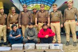 पकड़े गए आरोपों के साथ पुलिस टीम फोटो सोर्स विभाग